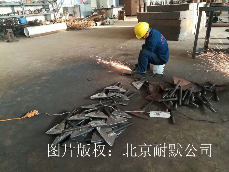 正在對攪拌槳葉片進(jìn)行耐磨防腐處理 正在對攪拌槳葉片進(jìn)行耐磨防腐處理